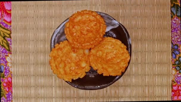 Traditionelle Japanische Frittierte Knusprige Reisknacker Senbei lizenzfreies Stockvideo