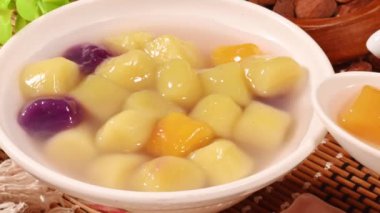 Tatlı patates topları Tayvan 'da popüler bir tatlıdır.