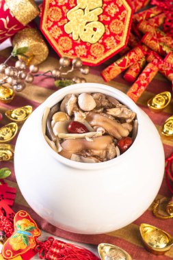 Buda 'nın duvardan atlaması, Tayvan' daki Ay Yeni Yılı 'nda yeni yıla özel bir yemektir. Çince kelimeler' şanslı ',' logo 'ya da' marka 'değil.. 