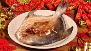 Kızarmış beyaz pomfret Tayvan 'daki Ay Yeni Yılı' nda yeni yıla özel bir yemektir (Çince 'de' şanslı 'denir, bir logo ya da marka değil..)