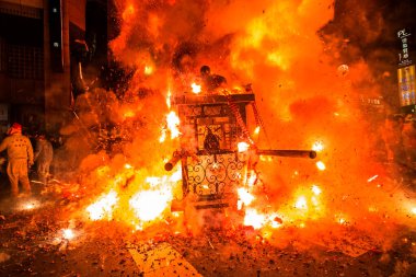 Taipei, Tayvan - 24 Şubat 2024 İnsanlar Taipei 'nin Neihu bölgesinde geleneksel bir gelenek olan Fener Festivali' ni kutlamak için Yeryüzü Tanrısı 'nın ibadet edilen köy tanrısının tahtırevanı tahtırevana havai fişek attılar. 
