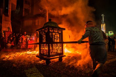 Taipei, Tayvan - 24 Şubat 2024 İnsanlar Taipei 'nin Neihu bölgesinde geleneksel bir gelenek olan Fener Festivali' ni kutlamak için Yeryüzü Tanrısı 'nın ibadet edilen köy tanrısının tahtırevanı tahtırevana havai fişek attılar. 