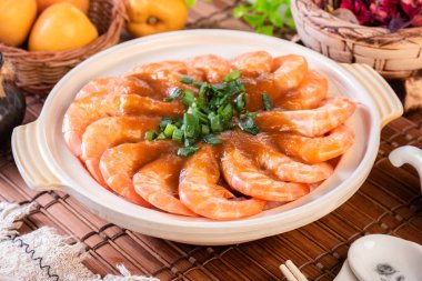 Çamurlu karidesli sarımsaklı pirinç eriştesi.