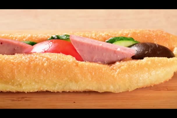 Gebratenes Sandwich Mit Salat Bestehend Aus Gebratenem Ovalen Brot Mit Lizenzfreies Stock-Filmmaterial