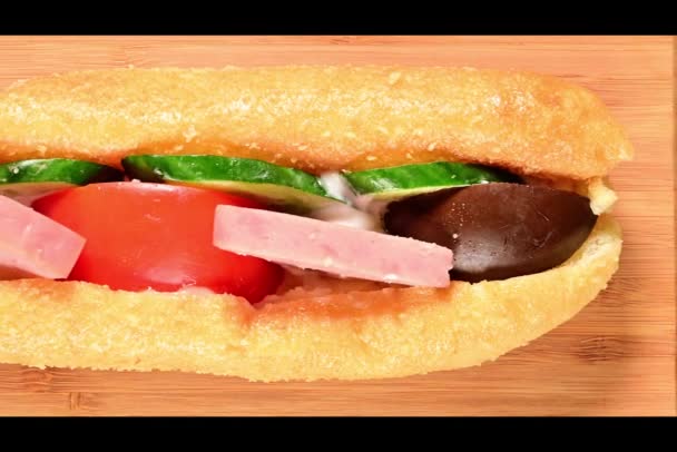 Gebratenes Sandwich Mit Salat Bestehend Aus Gebratenem Ovalen Brot Mit Stock-Filmmaterial