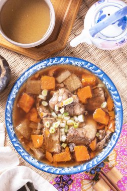 Ağır ateşte pişmiş et, turp ve havuç.