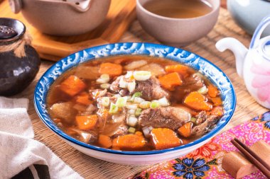 Ağır ateşte pişmiş et, turp ve havuç.