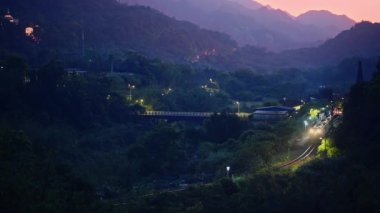 Pingxi, New Taipei City, Tayvan 'da güzel bir taşra istasyonunda çalışan yerel bir tren.  
