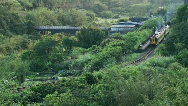 Ein Lokaler Zug Fährt Einem Wunderschönen Bahnhof Pingxi New Taipei Stockvideo