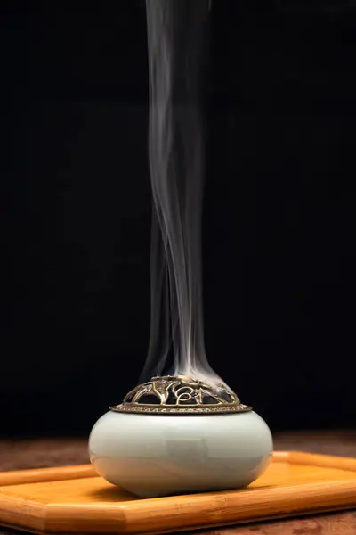 Tütsü Tütsü Ocağında Yakılır Masanın Üzerinde Koyu Arkaplanda Din Kavramı — Stok fotoğraf