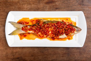 Çan biberi balığı, buğulanmış dört parmak biberli iplik balığı. 