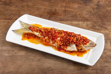 Çan biberi balığı, buğulanmış dört parmak biberli iplik balığı. 