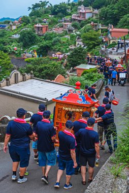 New Taipei, Tayvan-8 Mayıs 2024: Guandu Mazu, New Taipei 'nin Jiufen ilçesini denetliyor
