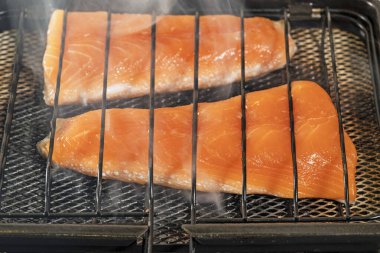 Izgarada ızgara somon bifteği, yakın plan.  