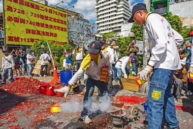 Taipei, Tayvan - 21 Temmuz 2024: Fairli-pow tapınağındaki Li-pow, sabanın demir levhalarını yüksek sıcaklıkta ısıtmak için bir soba kullanılması, ardından topun çıplak bir şekilde yakılması ve mikoshi 'nin altına atılması anlamına gelir.. 
