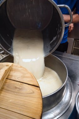 Geleneksel kahvaltı restoranında soya fasulyesi sütü.