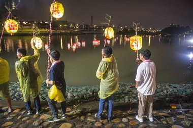 Taipei, Tayvan - 17 Ağustos 2024: Hayalet Festivali sırasında (Zhongyuan Festivali) Tanımlanamayan insanlar merhumun anısına nehre su fenerleri bırakmışlar..  