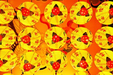 Sarı fenerler tapınakta asılı, çeviri: güvenlik feneri, jiachen yılı (2024 yıl)