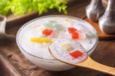 Bubur Cha Cha tatlı tapyoka incileri, tatlı patates, taro, tapyoka jölesi, şeker palmiyesi ve hindistan cevizi sütü.. 