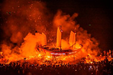 Taichung, Tayvan. -01 Aralık 2024 'te, kralın gemisi Dajiadaki Zhenlan Sarayı' nda yakıldı. Kralın gemisinin yakıldığı tören, etrafındaki kötülük ve hastalıkları arındırmak içindi..  