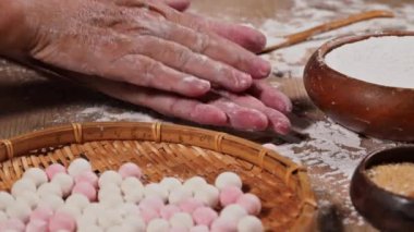 Tangyuan yapmak (Çin tatlısı). Tahtadaki beyaz ve pembe pirinç topları kaynamaya hazır olun.    
