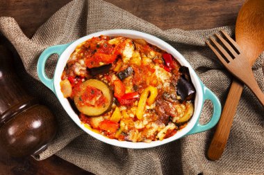 Provence kavrulmuş sebzeler, ahşap bir masada fırında sebzeler.