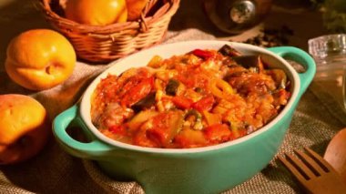 Provence kavrulmuş sebzeler, ahşap bir masada fırında sebzeler.