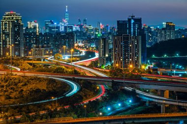 New Taipei şehrinde çevre yolu olan güzel bir mimari yapı. 