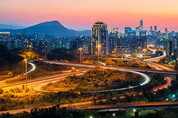 New Taipei şehrinde çevre yolu olan güzel bir mimari yapı. 