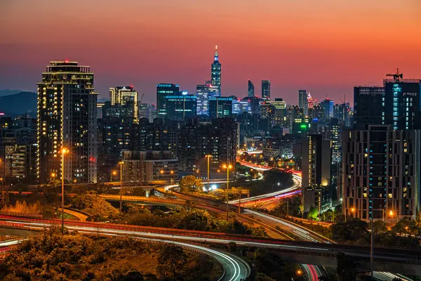 New Taipei şehrinde çevre yolu olan güzel bir mimari yapı. 