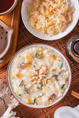 Masada konserve yumurta ve kıymalı domuz konservesi. 