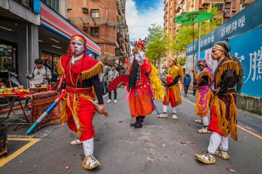 13 Nisan 2024: Zhong Kui ve beş küçük hayalet Taipei 'deki bir tapınak fuarında geçit töreni yaptılar.  