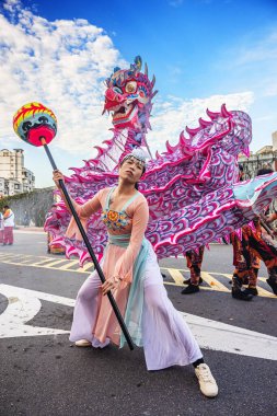 13 Nisan 2024: Taipei 'de bir tapınak fuarında ejderha dansı gösterisi