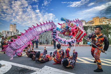 13 Nisan 2024: Taipei 'de bir tapınak fuarında ejderha dansı gösterisi