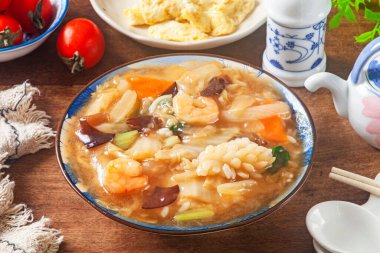 Chukadon (pirinç kasesinde nişasta soslu karışık sebzeler ve deniz ürünleri), Japon mutfağı