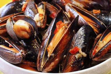 Krem peynir soslu midyeler ve sarımsak..  