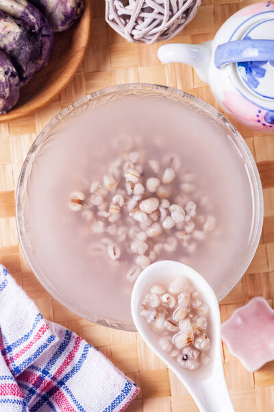 Суп из слез Иова в стеклянной чаше