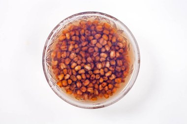 Beyaz arka planda bir kase fasulye çorbası. Üst görünüm.  