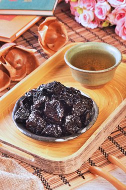 Siyah tabakta kurumuş siyah tarihler       