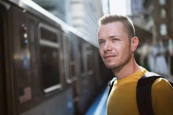 Retrato Homem Espera Comboio Transporte Público Passageiro Estação Plataforma — Fotografia de Stock