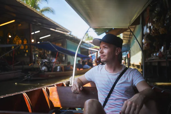 Turista Barco Hombre Disfruta Viaje Mercado Flotante Damnoen Saduak Ratchaburi — Foto de Stock