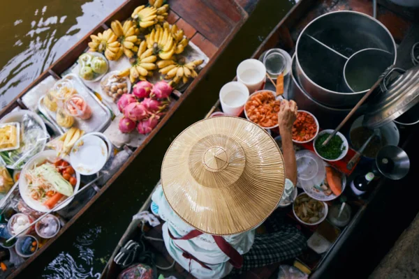 在泰国曼谷附近的传统浮动市场上选择性地关注船货供应商的帽子 — 图库照片