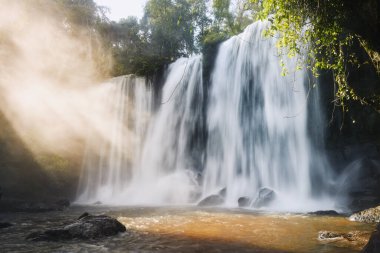 Sabahın köründe dağlarda yüksek şelale. Kamboçya 'daki tropik manzara