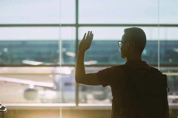 Afscheid Nemen Het Vliegveld Man Die Weggaat Zwaait Met Zijn — Stockfoto