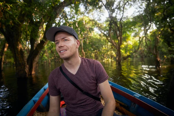 Человек Лодке Исследует Лес Озере Возле Сиемреапа Камбодже — стоковое фото
