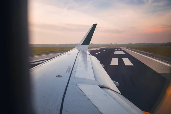 Widok Okna Samolotu Lotnisku Zachodzie Słońca Samolot Podczas Kołowania Drogi — Zdjęcie stockowe