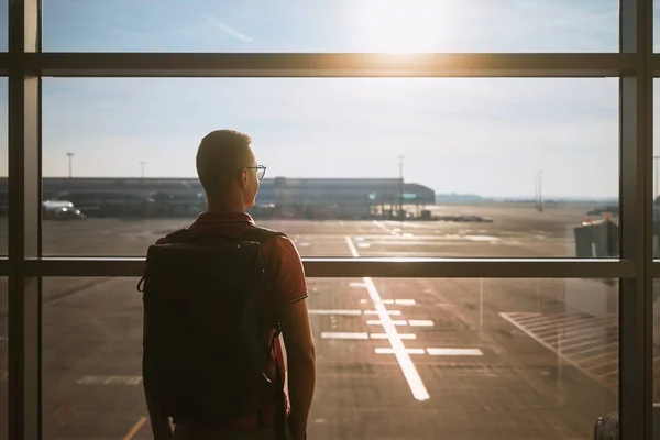 Чоловік Подорожує Літаком Вид Ззаду Пасажира Під Час Очікування Терміналі — стокове фото
