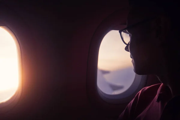 Passageiro Olhando Pela Janela Avião Durante Belo Pôr Sol — Fotografia de Stock