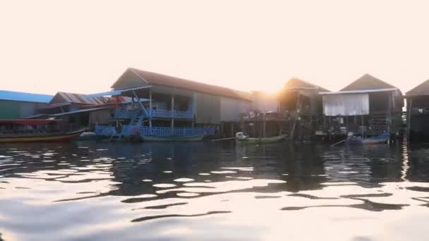 Kamboçya Siem Reap Yakınlarında Tonle Sap Gölü Nde Yüzen Köyün — Stok video