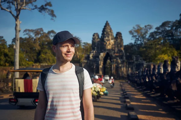 Человек Любующийся Памятниками Древнего Города Портрет Туриста Siem Reap Камбоджа — стоковое фото